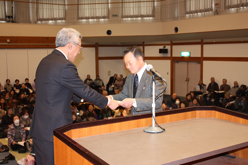 写真:修了証を受け取る様子