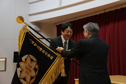 写真:峰浜小学校校旗