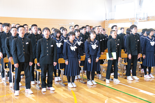 写真:八峰中学校校歌斉唱