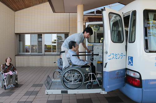 写真:防災訓練車椅子の方を車へ