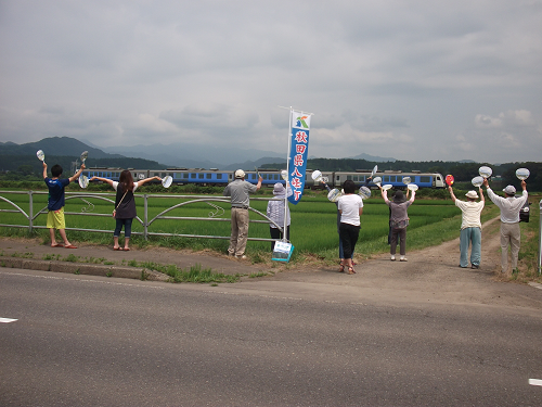 写真:目名潟からうちわで歓迎