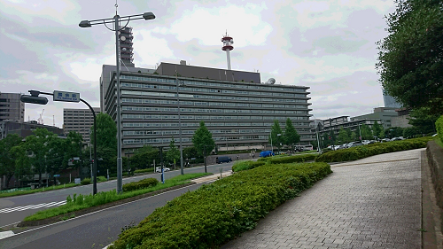 写真:国会議事堂へ