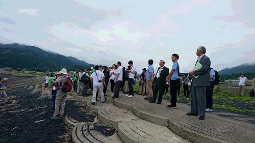 写真:黒い砂の中浜海岸見学1