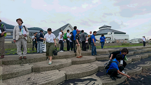 写真:黒い砂の中浜海岸見学3