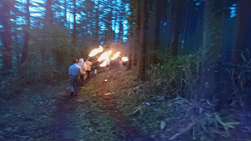 写真:山道を歩く人達