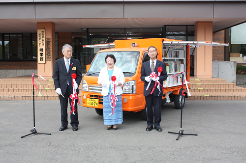 写真:移動図書館車テープカット後