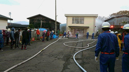 写真:消防団消火訓練2