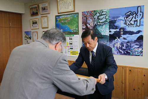 写真:佐藤孝之氏へ感謝状2