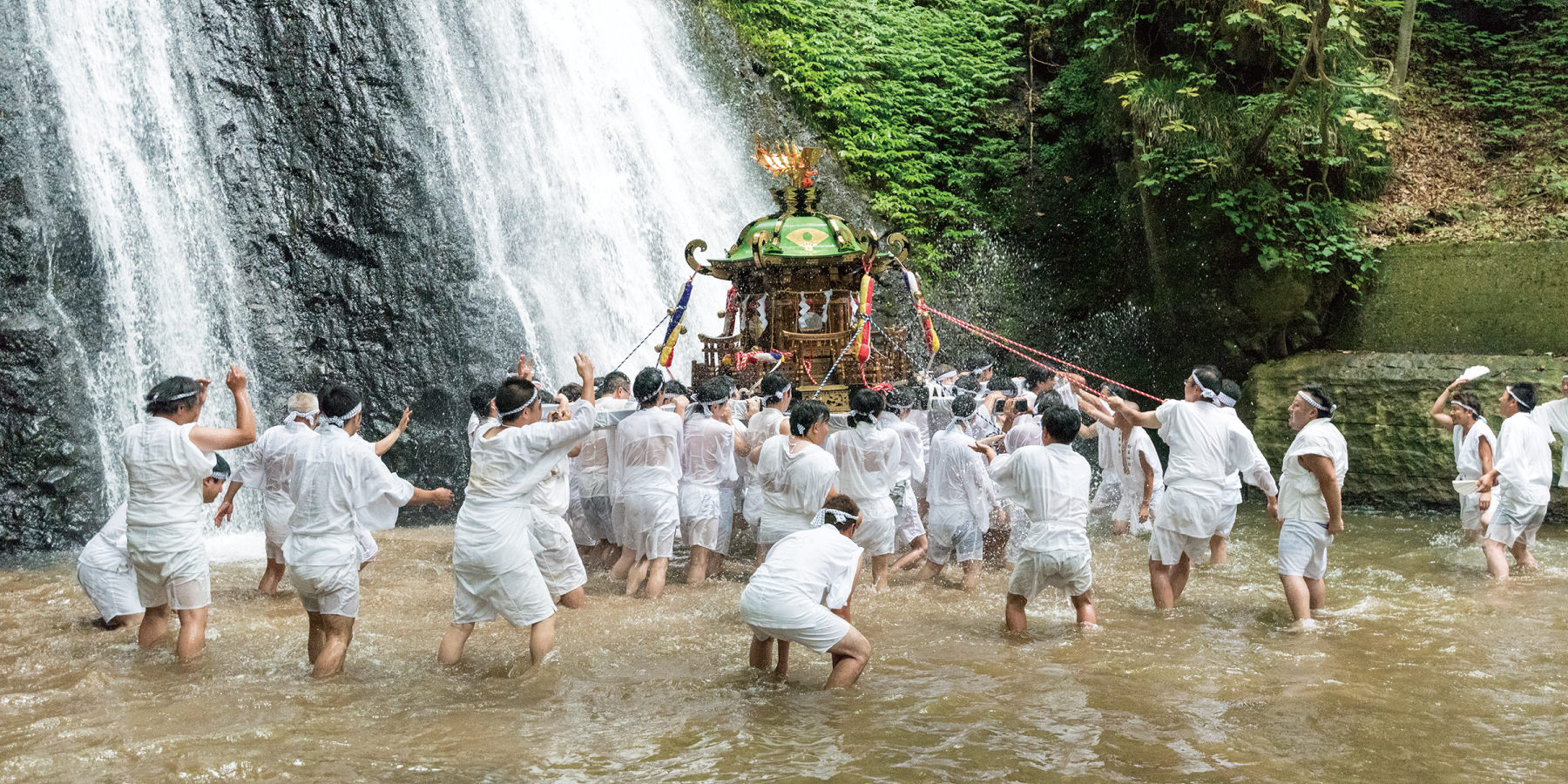 白瀑神社みこしの滝浴び