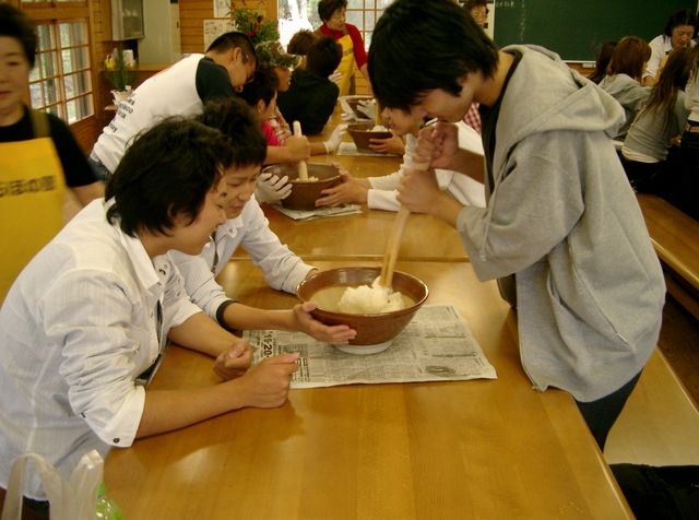 写真：きりたんぽ・焼きだまこ作り01