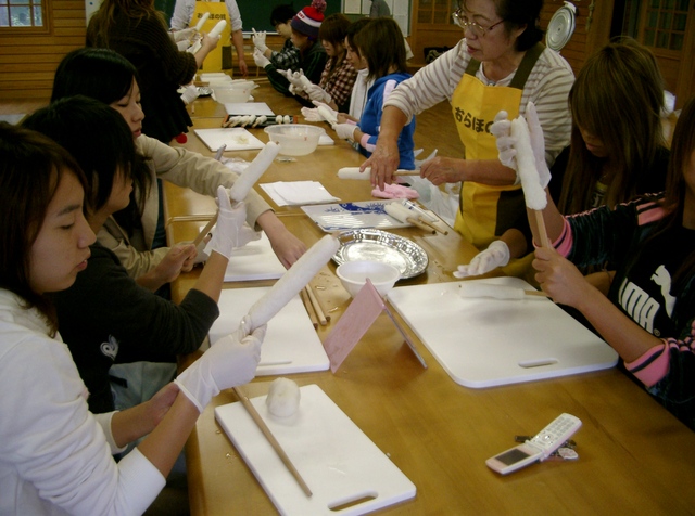 写真：きりたんぽ・焼きだまこ作り02