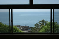 写真：談話スペースから見た日本海