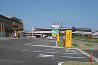 写真：広い駐車場を完備、奥は、あきた白神駅までの連絡歩道橋